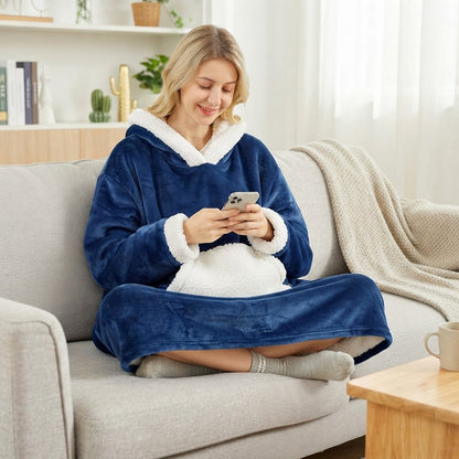 Mujer en el sofá con la Batamanta Nube azul con capucha de borreguito