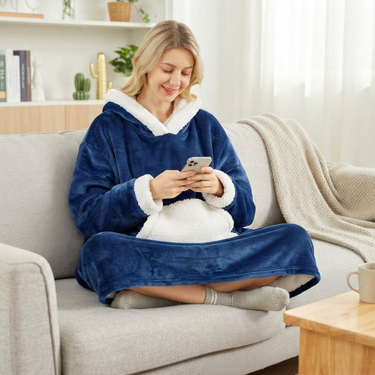 Mujer en el sofá con la Batamanta Nube azul con capucha de borreguito